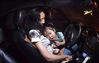 心酸！单亲妈妈带3岁女儿开的士 车上度过900多个夜晚