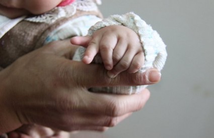 女子欲将新生女婴寄往福利院 涉嫌遗弃子女犯罪