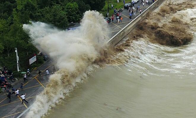 钱塘江&ldquo;鬼王潮&rdquo;来袭 观潮人撒腿就跑