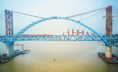 世界最大跨度公铁两用桥主拱合龙 主跨1092米