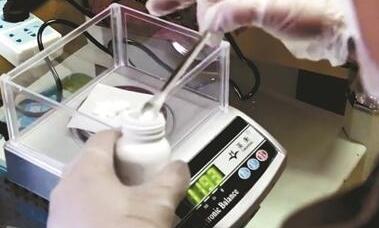 小伙自制抗癌药救母:别效仿我 每次喂药胆战心惊