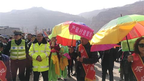 临县林家坪中队正月十五元宵节在碛口古镇用秧歌唱响交通安全