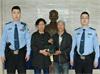 哈尔滨东莱派出所民警查监控为失主找回遗失手包
