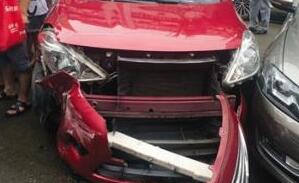 消防车出火警剐蹭违停车辆通过 律师：违停车担责