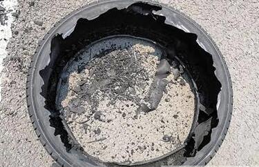 男子高温天气驾车外出 汽车轮胎冒烟&ldquo;化&rdquo;了(图)