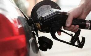 频繁按油枪有猫腻？中石化释疑：油箱有气需手动