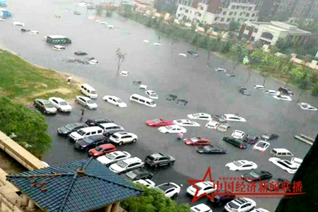 沈阳城区遭暴雨袭击 市内积水成河