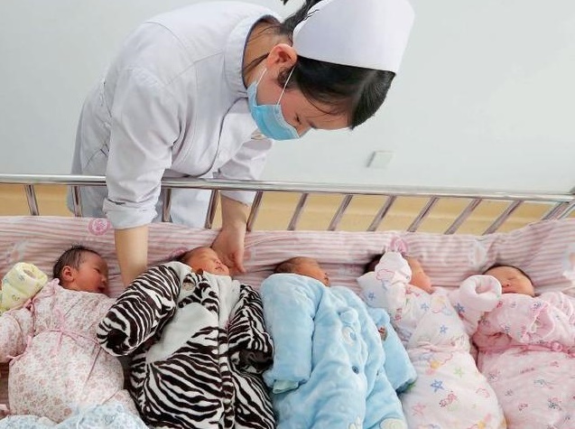 专家：中国的生育率下降太快，要彻底放开