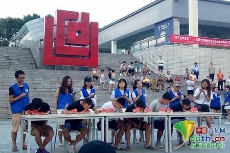 为给留校生解暑 高校准备2千斤西瓜办吃瓜大赛