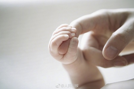 党报:只有化解现实的烦恼 才能消除生育后顾之忧