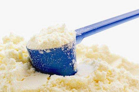 耗时一年仅两成奶粉品牌获注册 飞鹤等乳企发力抗衡外资品牌