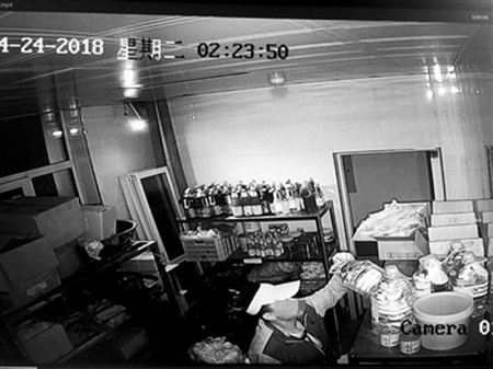 工资2800还给主播刷礼物 男子潜入幼儿园偷米搬油