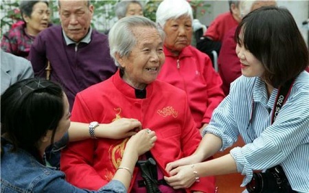 年轻人月租300元住进养老院：敬老换住宿值得探索