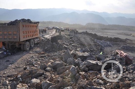 卡车刹车失灵司机跳车 乘客悲剧:这边是悬崖怎么跳