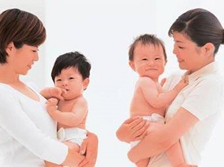 月嫂市场调查：上岗证随便买 明星级月入三四万