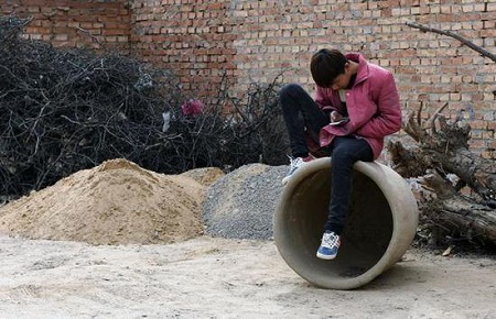 光明日报：缺乏监督游戏瘾致农村孩子很&ldquo;受伤&rdquo;