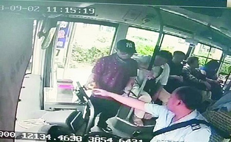 男子公交上狂饮白酒司机&ldquo;教科书式&rdquo;处理令下车