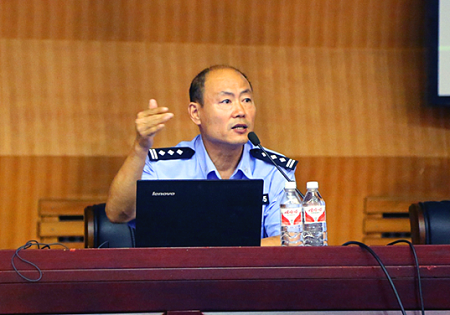 开学季：哈尔滨道外公安分局到学院开展安全知识讲座活动