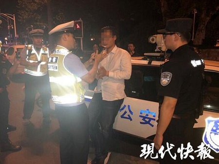 男子闹市区醉驾飙车交警：时速约160码还没驾照