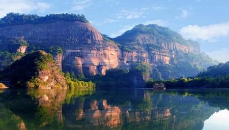 踩一脚恢复60年!游客踩踏丹霞地貌如古化石一般存在