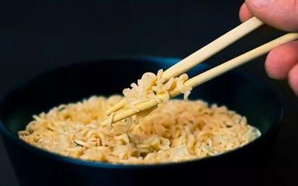 泡面榨菜大卖就是消费降级？权威数据告诉你真相