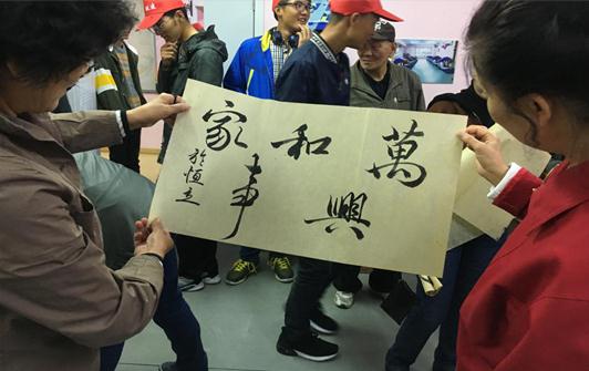 哈尔滨市建平社区开展&ldquo;墨抒情怀 喜迎国庆&rdquo;活动