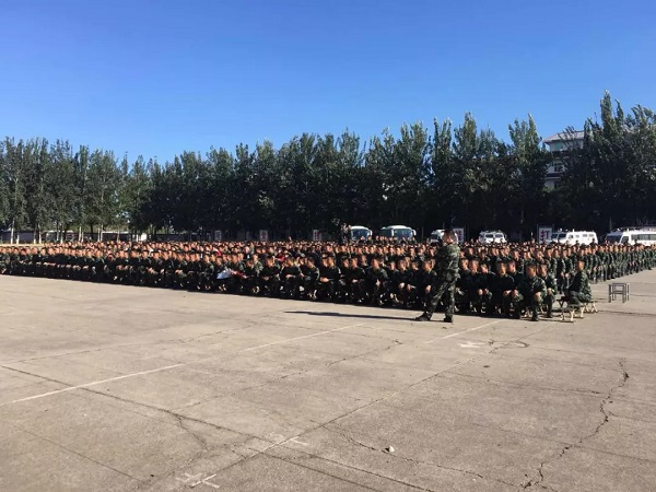 军嫂团队慰问武警某部官兵