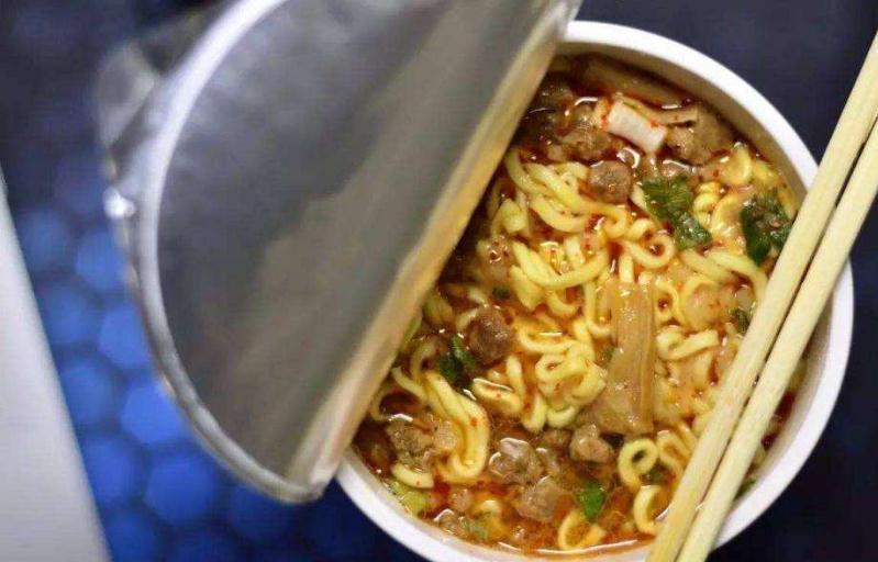 泡面卖得好就是消费降级？人民日报：用错衡量指标