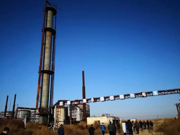 辽宁鞍山被批监管不力 数万吨油泥油渣被倾倒坑塘