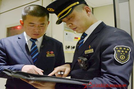 雷锋式的榜样郭庆文 &mdash;&mdash;记哈尔滨客运段北京车队Z204次一组列车长郭庆文