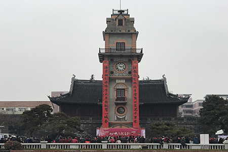 南通：巨幅春联城门挂 岁月更新福满城