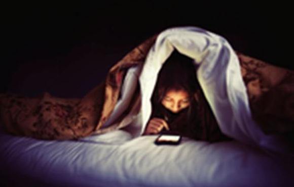 武汉一女子春节连续熬夜追剧 视网膜脱落酿大祸