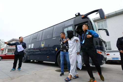 江苏如皋警方赴海南捣毁6诈骗窝点，第一批18名犯罪嫌疑人被押解归案