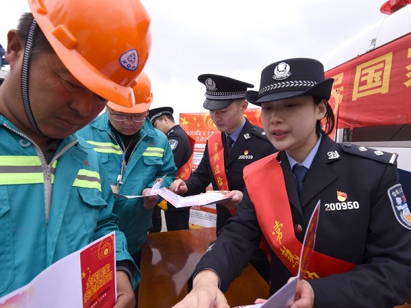 【图片新闻】江苏常熟出入境边防检查站组织民警深入口岸一线开展普法宣传活动
