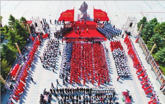 庆祝新中国成立70周年 大庆举行佩戴国旗徽章活动