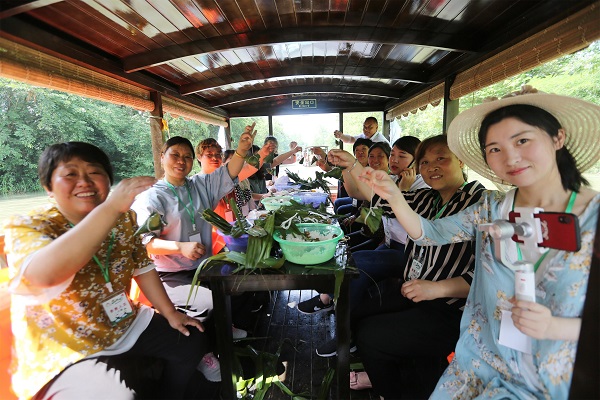 江苏如皋&ldquo;船承文明&rdquo;如城街道龙游河村开展端午泛舟民俗文化活动