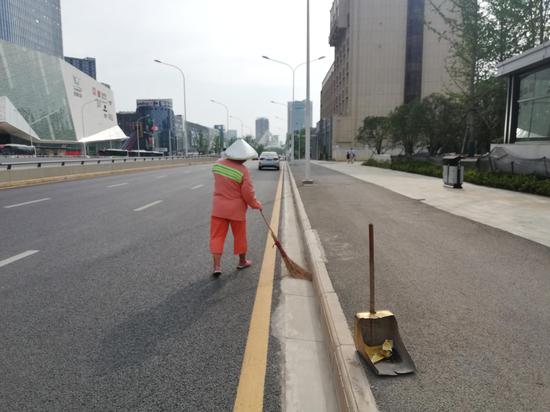 江城高温来袭 洪山城管多措并举保障一线作业职工