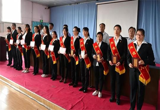 黑龙江二九〇农场召开庆祝第35个教师节表彰大会