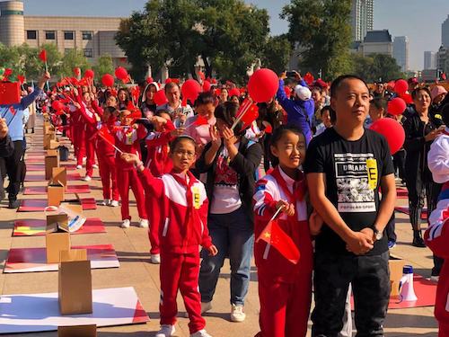 哈尔滨千人共绘大板画为祖国70华诞添彩