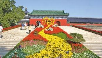 五处国庆主题花坛亮相天坛 首次采用夜景照明