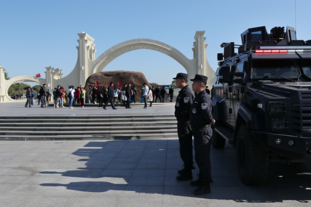 冰城警察值守&ldquo;十一&rdquo; 用心打造&ldquo;馨&rdquo;级服务