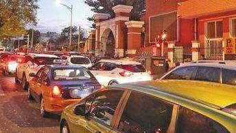 中小学周边有点堵 专家建议校园周边&ldquo;错时共享停车&rdquo;