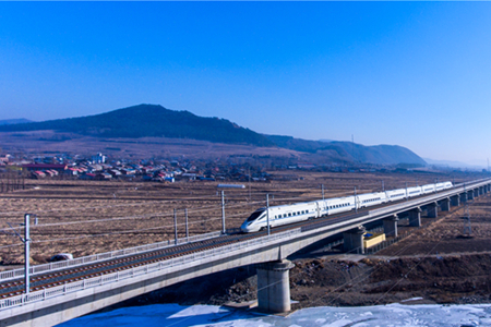 哈铁临时加开6对动车组列车应对强降雪天气