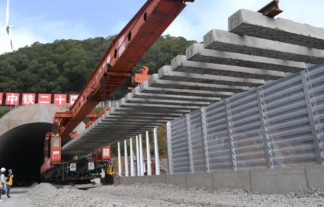 世界最长跨海公铁大桥开始铺轨施工