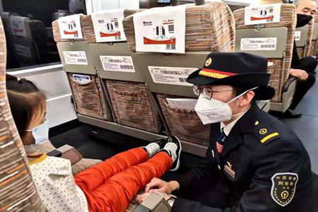 党徽在她的胸前闪光&mdash;&mdash;记大连客运段G1251次列车的党员号班组列车长梁瑞