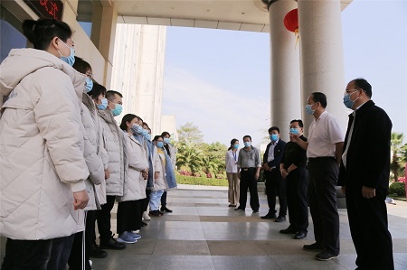 疫情不退我不回 海南定安县支援湖北医疗队奔赴一线