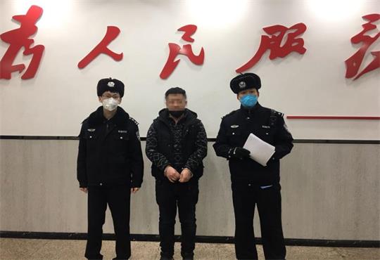 哈尔滨一男子酒后驾车闯卡被拘留