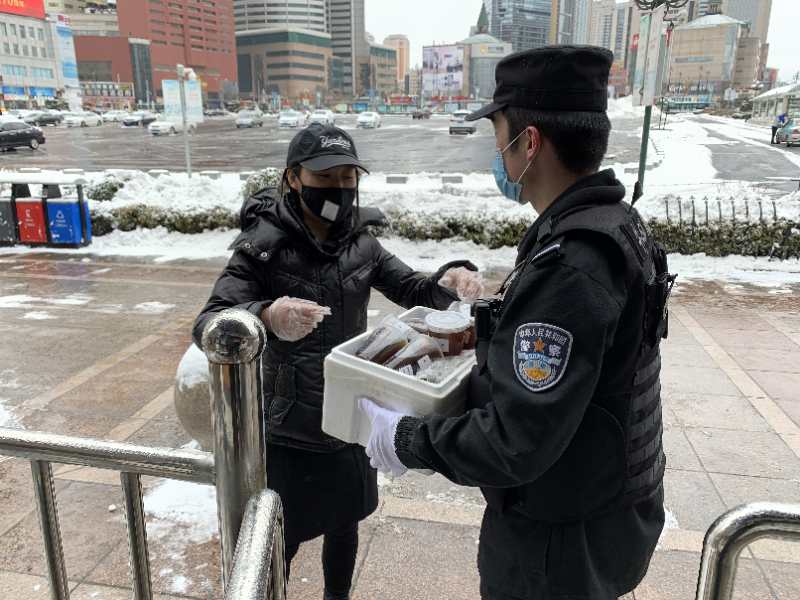 ​一个口罩一杯姜茶，温暖坚守战&ldquo;疫&rdquo;防线的大连铁路公安处铁警