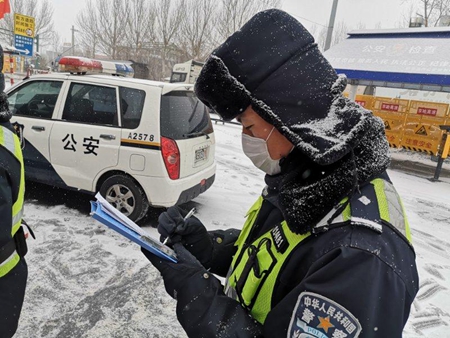 哈尔滨公安民警战疫风雪中守好一座城