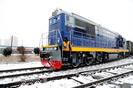 绥芬河铁路口岸站迎战风雪保畅通